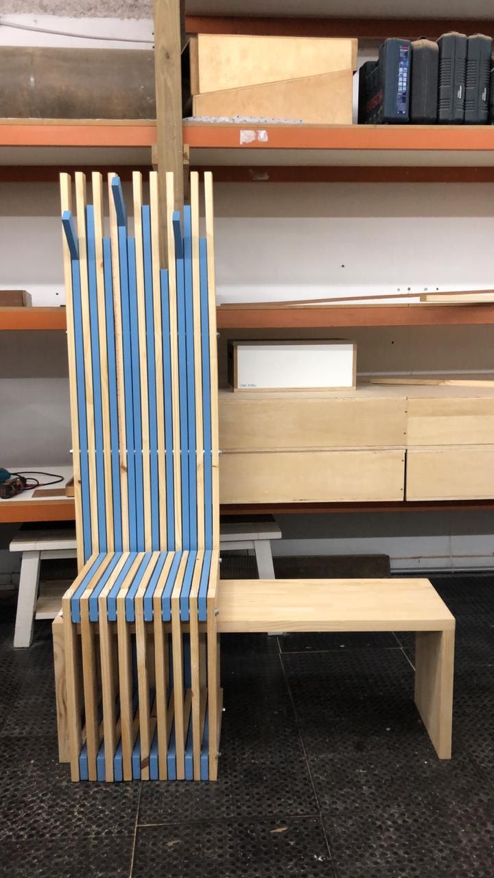 Design funcional: mancebo com banco em madeira clara e pintura azul – São Pauloa